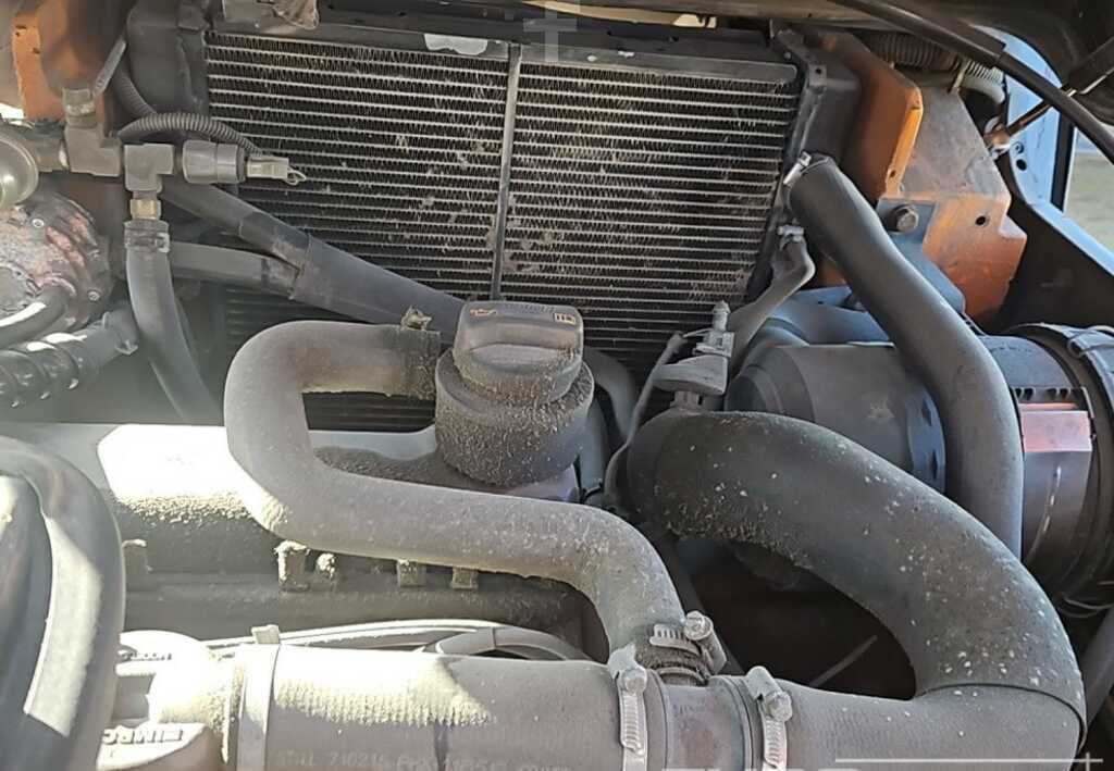 1024x64233_5104914-14-Still R70-18T