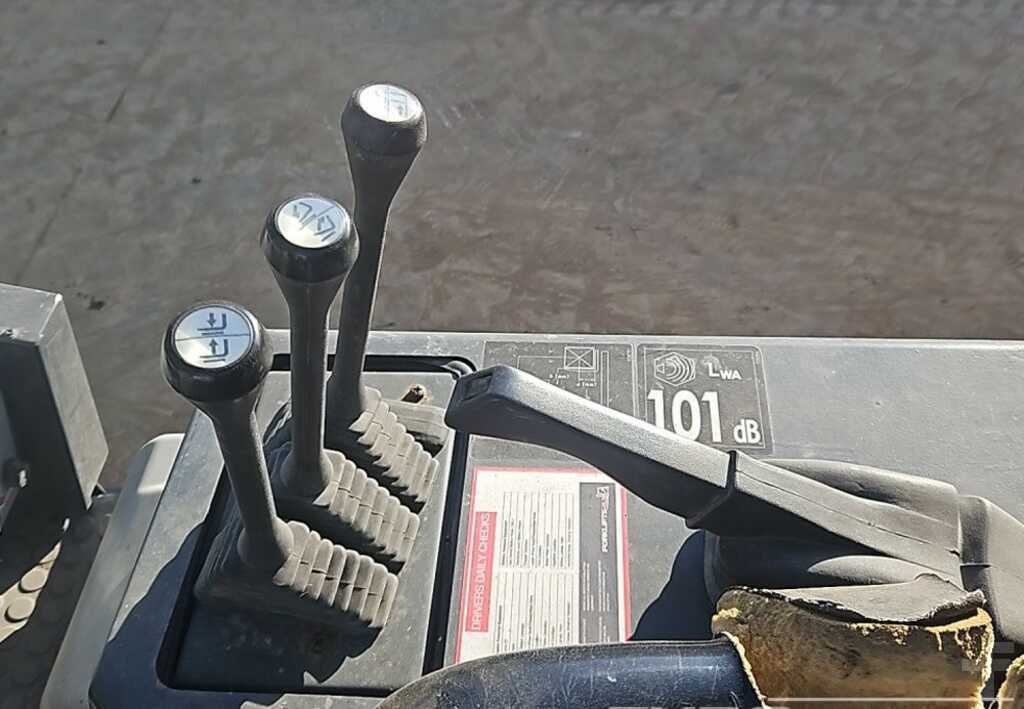 1024x64233_5104914-2-Still R70-18T