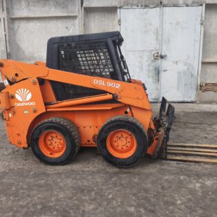 Міні-навантажувач Doosan Daewoo DSL902 дизель 902 кг